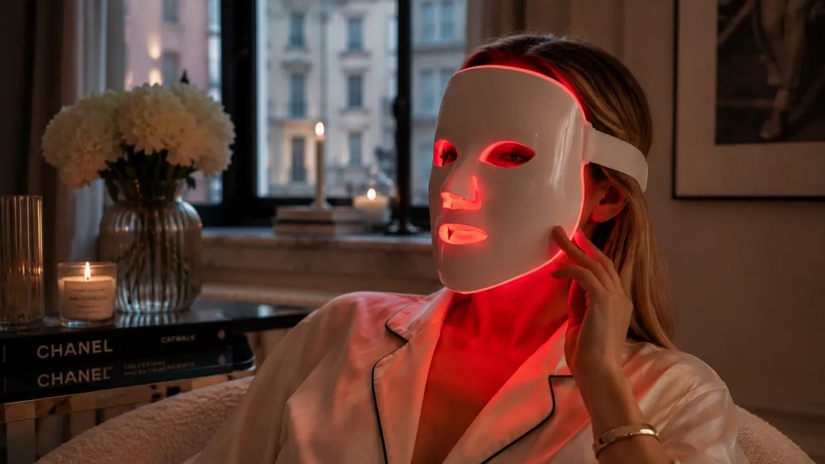 LED-mask med rött ljus tänt, använd i hemmiljö