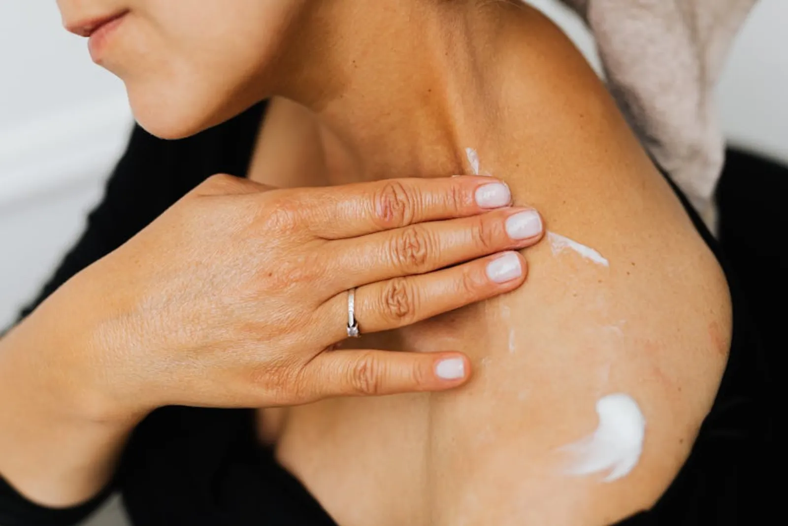Eucerin vs CeraVe 2026: vilket apoteksmärke passar dig?