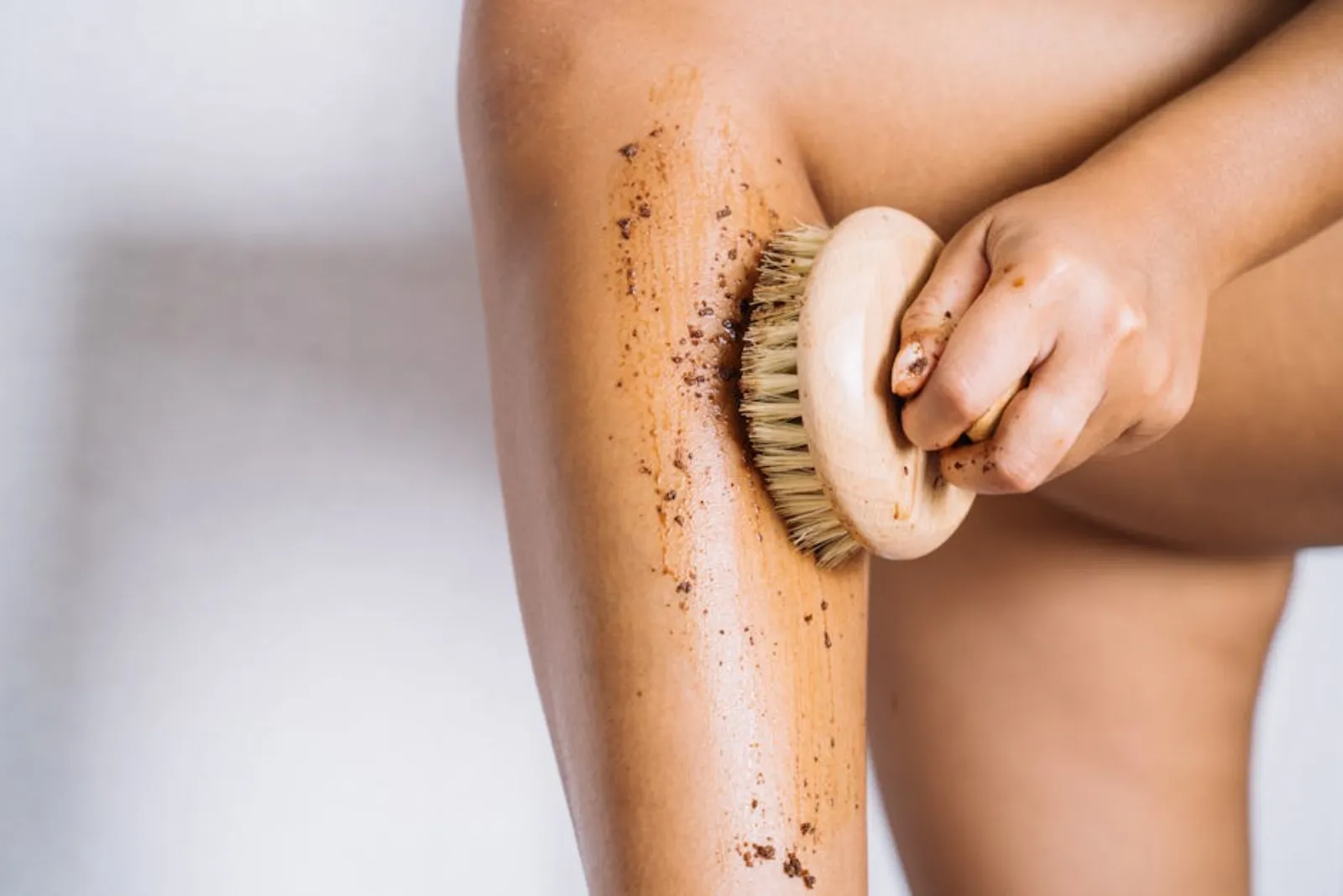 Exfoliering guide 2026: hur ofta, AHA vs BHA och rätt teknik